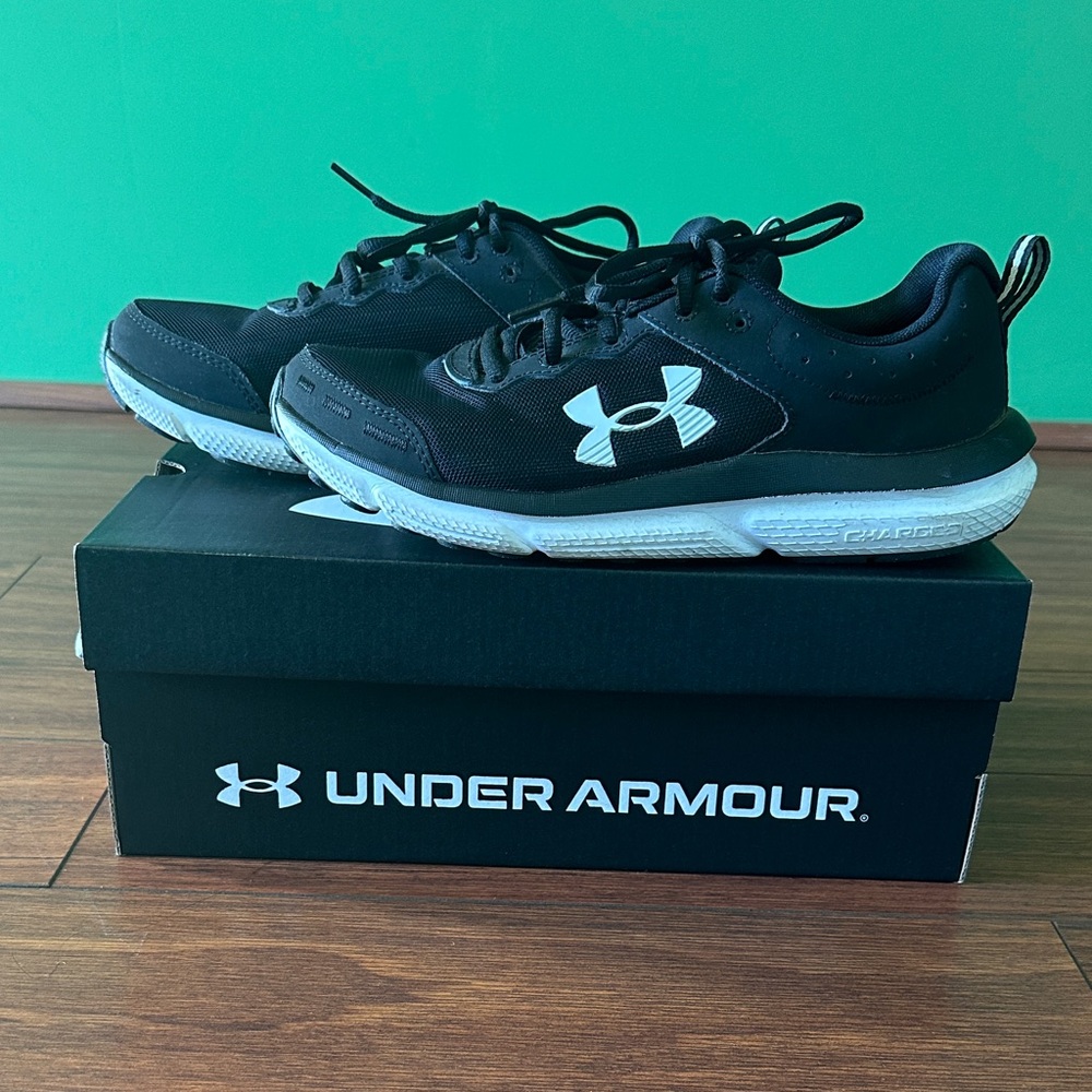👟👟EUC Under Armour Black Sneakers with White Accents👟👟